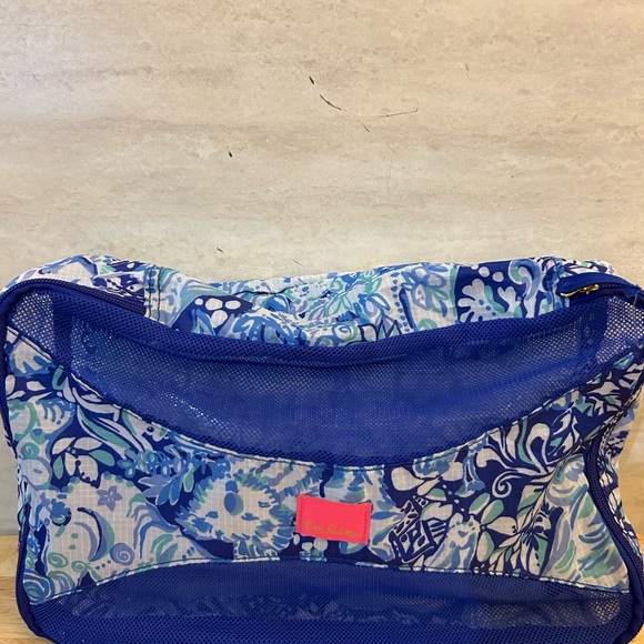 Lilly Pulitzer packing cube in a blue and white patterned fabric - Picture 4 of 9